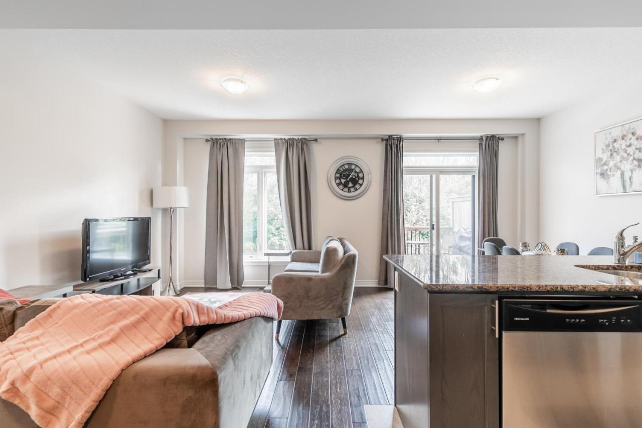 Globalstay Modern Townhomes In Lakeshore Steps To The Beach Hamilton Eksteriør billede