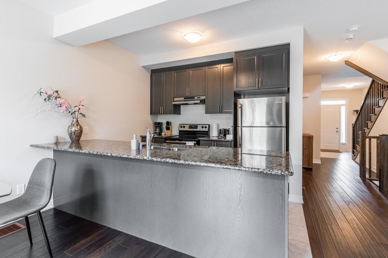 Globalstay Modern Townhomes In Lakeshore Steps To The Beach Hamilton Eksteriør billede