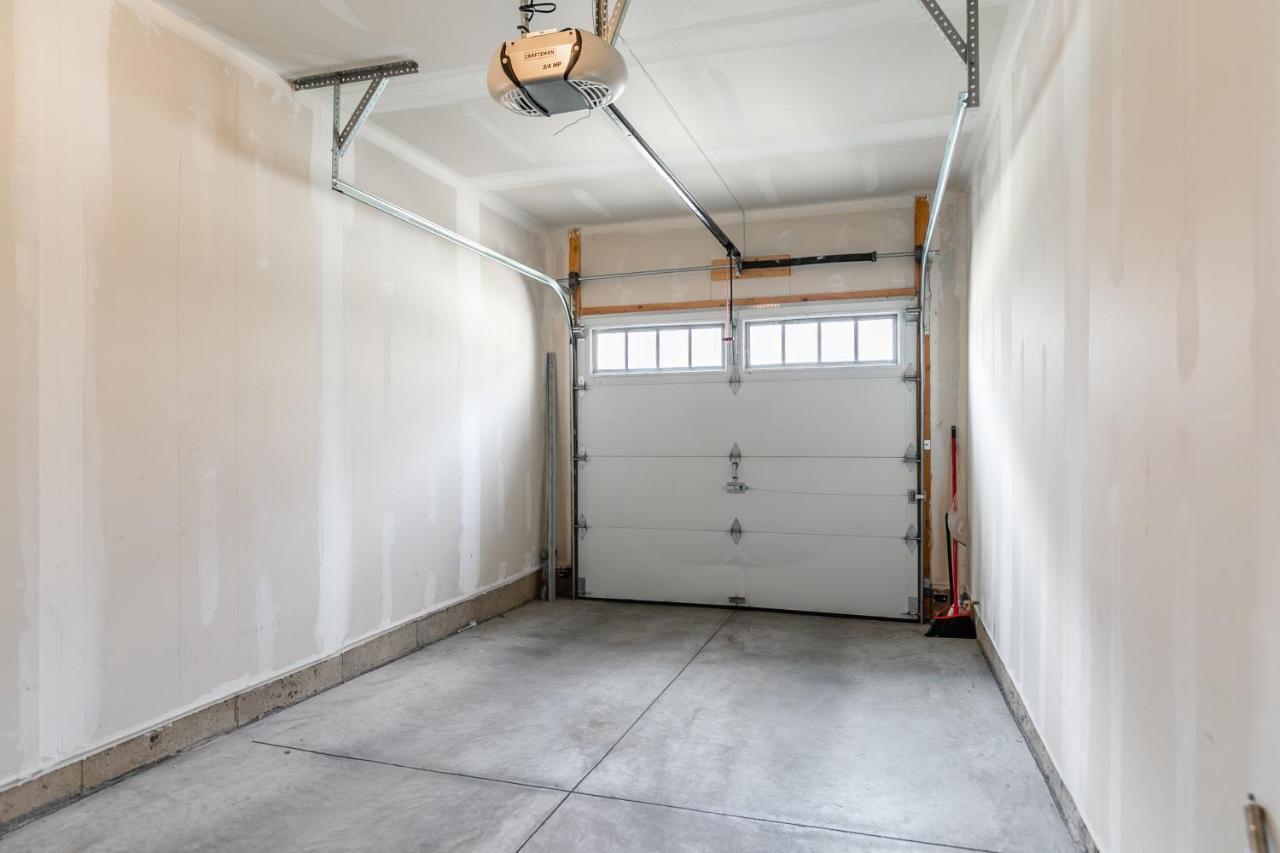 Globalstay Modern Townhomes In Lakeshore Steps To The Beach Hamilton Eksteriør billede
