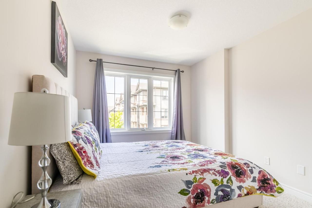 Globalstay Modern Townhomes In Lakeshore Steps To The Beach Hamilton Eksteriør billede
