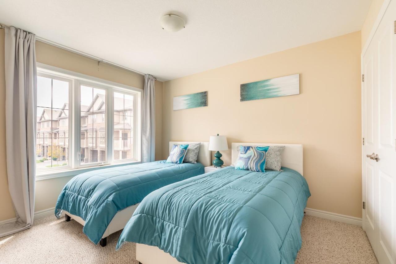 Globalstay Modern Townhomes In Lakeshore Steps To The Beach Hamilton Eksteriør billede