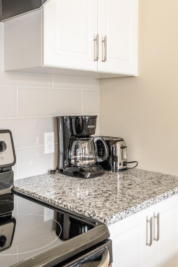 Globalstay Modern Townhomes In Lakeshore Steps To The Beach Hamilton Eksteriør billede