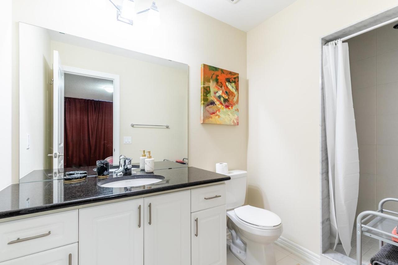 Globalstay Modern Townhomes In Lakeshore Steps To The Beach Hamilton Eksteriør billede