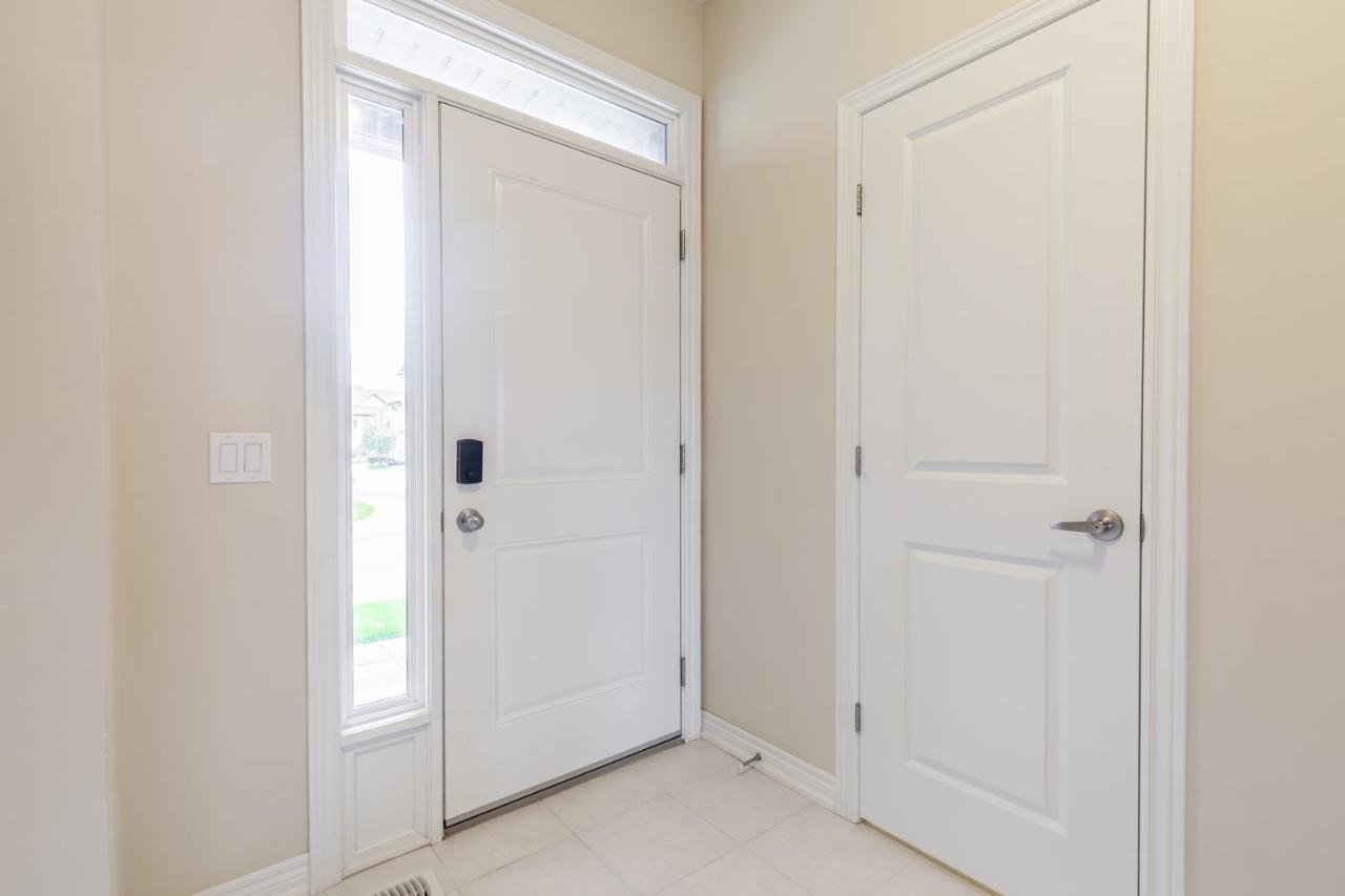 Globalstay Modern Townhomes In Lakeshore Steps To The Beach Hamilton Eksteriør billede