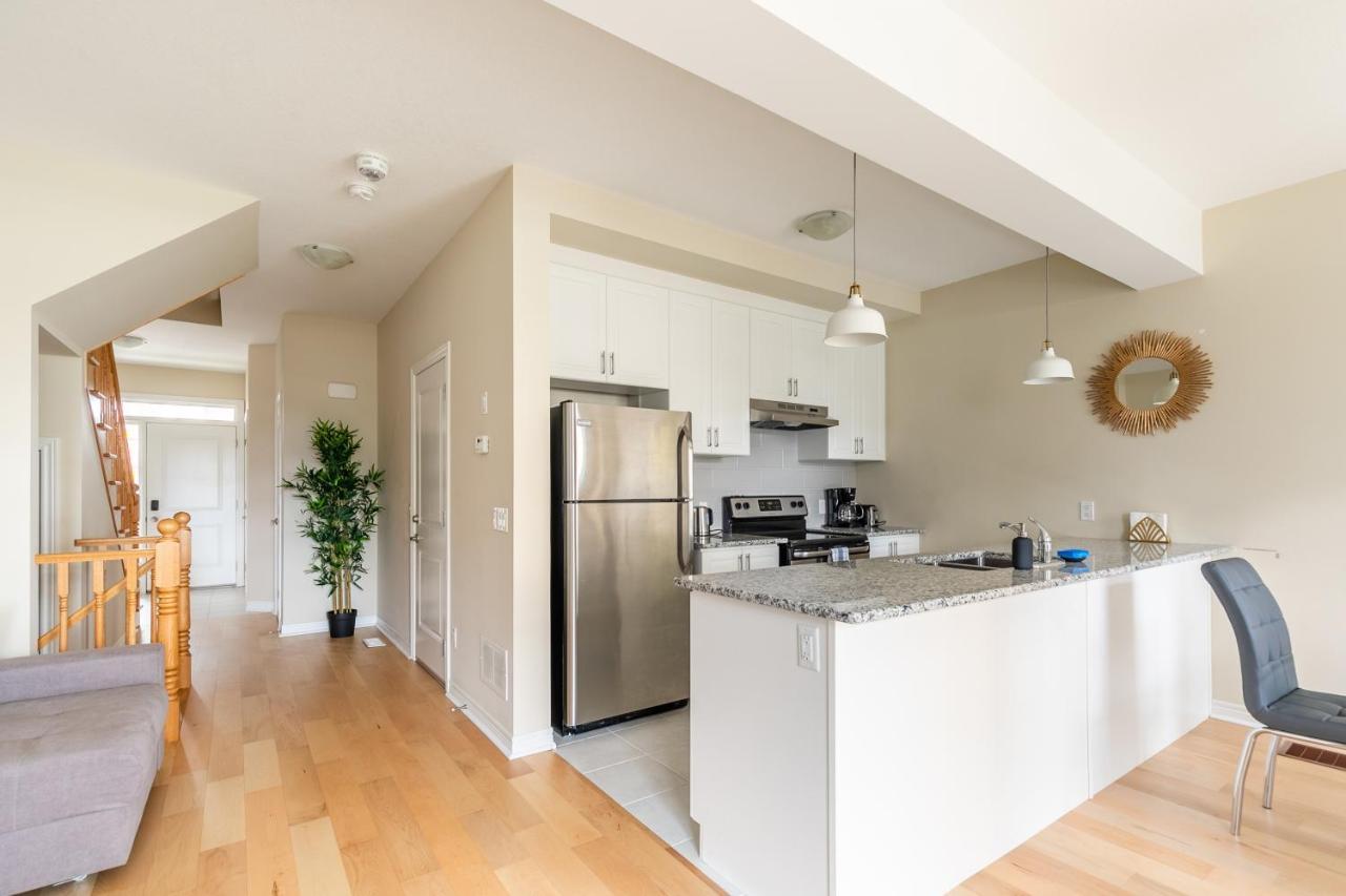 Globalstay Modern Townhomes In Lakeshore Steps To The Beach Hamilton Eksteriør billede