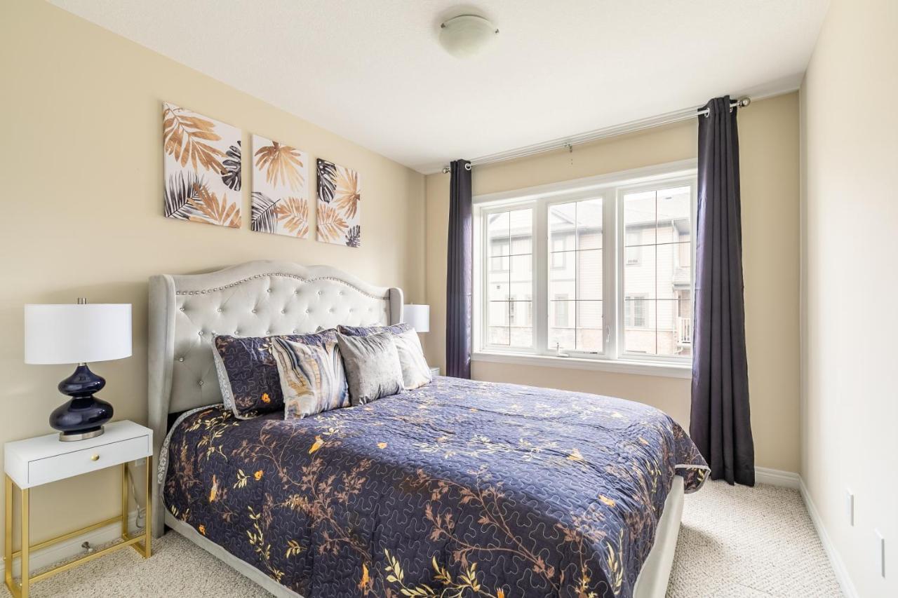 Globalstay Modern Townhomes In Lakeshore Steps To The Beach Hamilton Eksteriør billede
